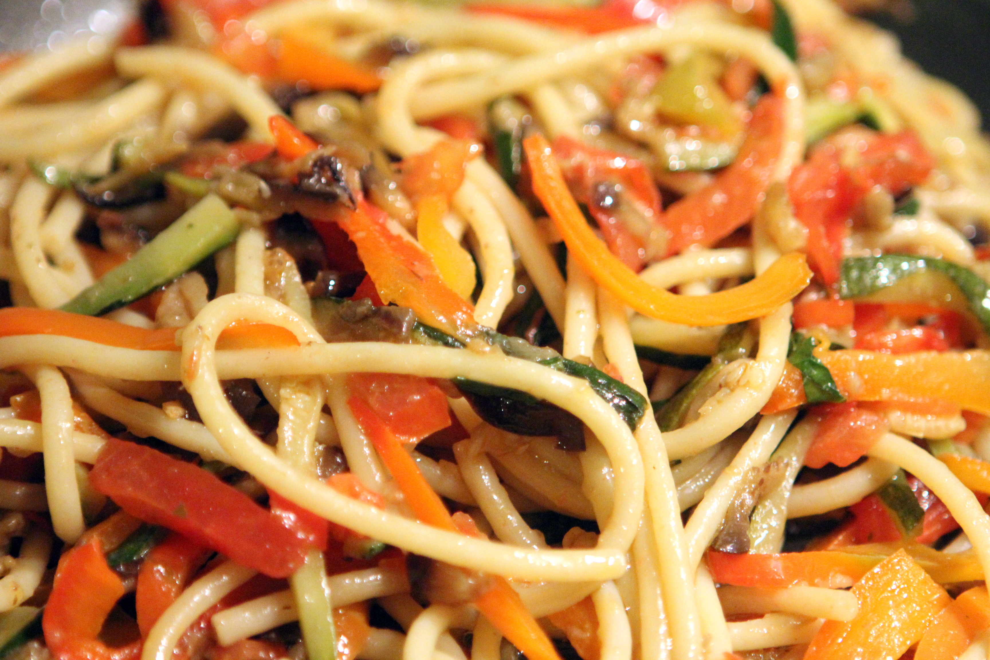 Спагетти с перцем. Макароны с овощами. Овощная паста. Вермишель с овощами. Спагетти с овощами.