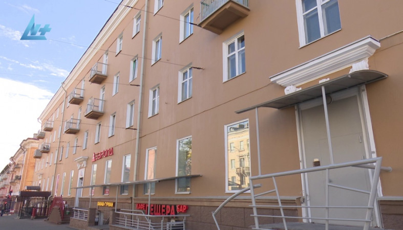 Бизнесмены меняют в центре Петрозаводска старые вывески на новые