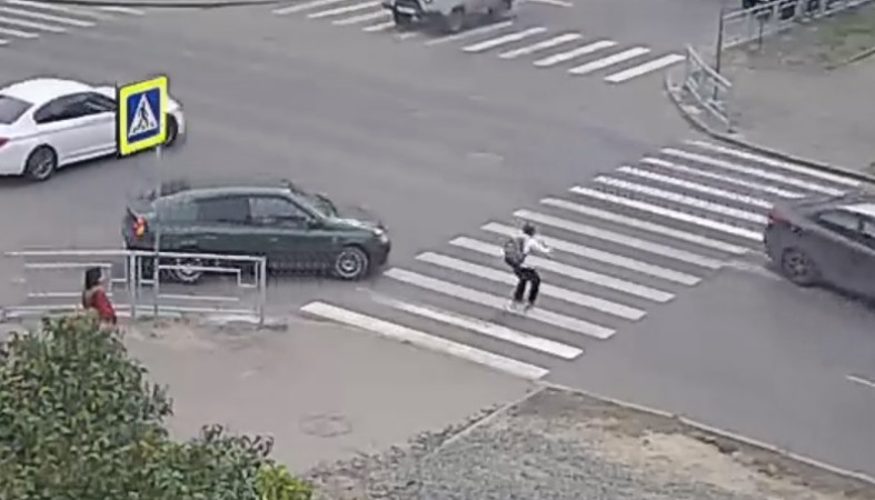 Школьник едва не попал под колеса автомобиля в Петрозаводске