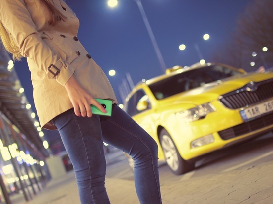В Петербурге девушка выпрыгнула из двигавшегося такси из-за неадекватности водителя