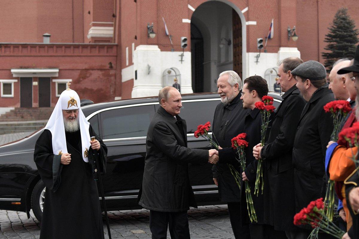 Во время возложения цветов Путин и патриарх были без масок и не соблюдали дистанцию