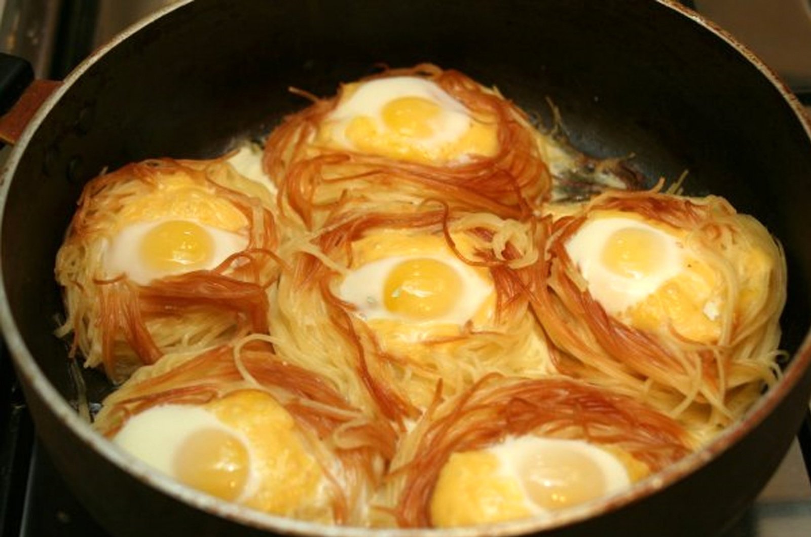 Лапша с яйцом на сковороде