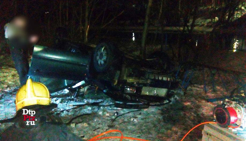 В Медвежьегорске автомобиль «Ауди» упал с моста, водитель сбежал