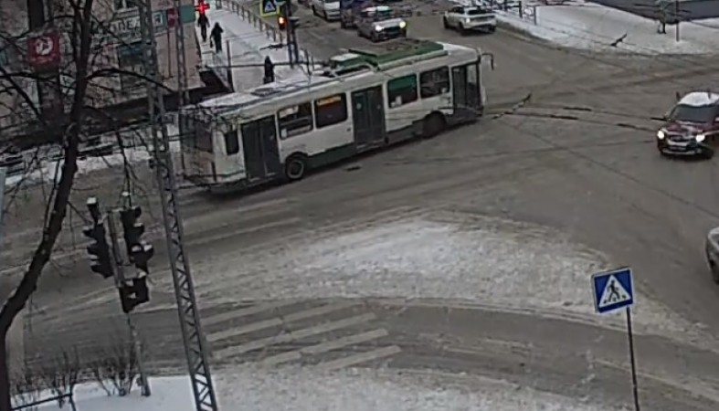 Троллейбус устроил ДТП в Петрозаводске