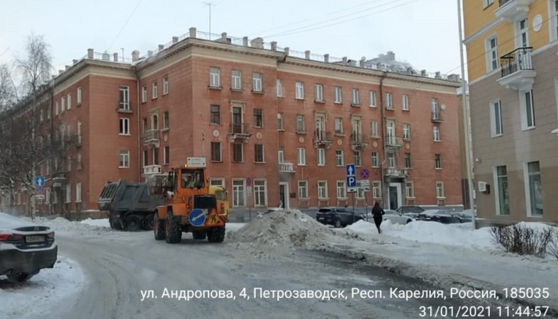 Названы улицы Петрозаводска, где сегодня убирают снег