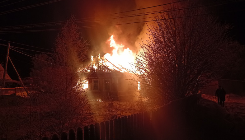 В сети появились фото пылающего дома в Кеми
