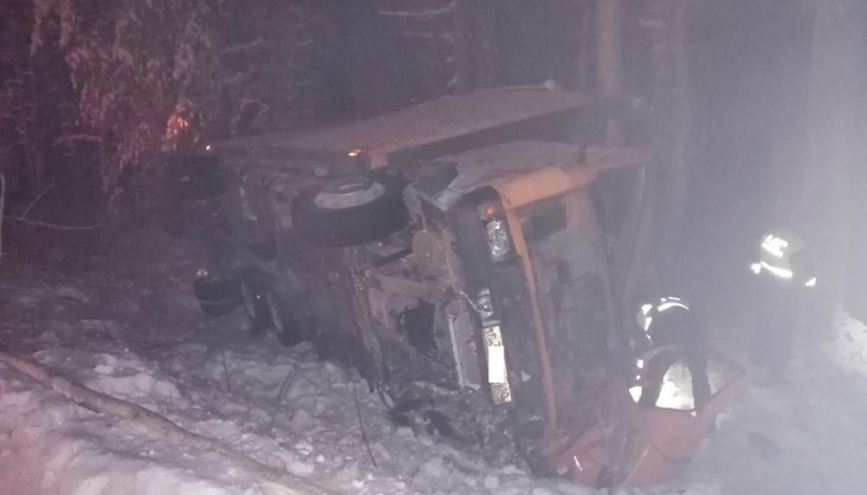 Пьяный водитель опрокинул грузовик на трассе в Карелии