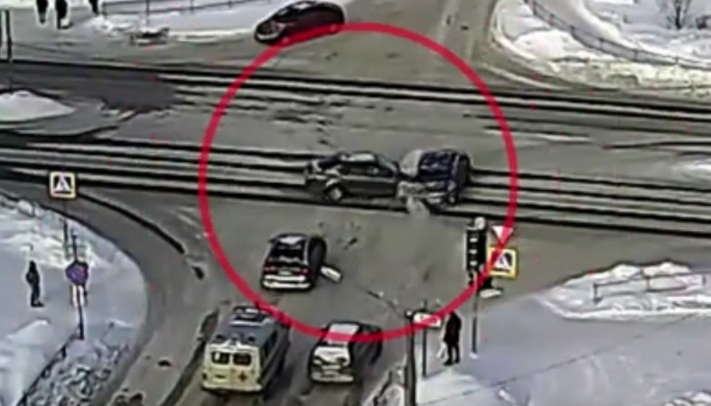 Жесткое столкновение автомобилей в Петрозаводске попало на видео
