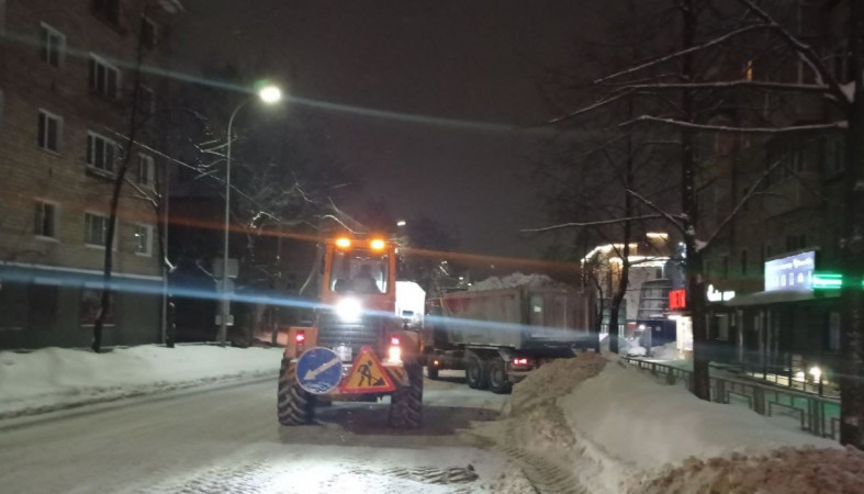 Более ста самосвалов снега вывезли за ночь из Петрозаводска
