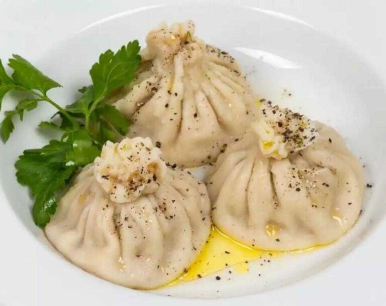 Грузинские хинкали с сыром и зеленью