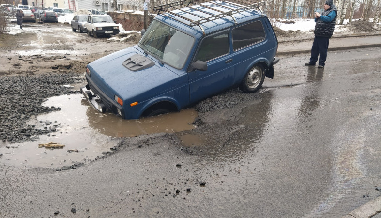 Внедорожник провалился в огромную яму на дороге в Петрозаводске