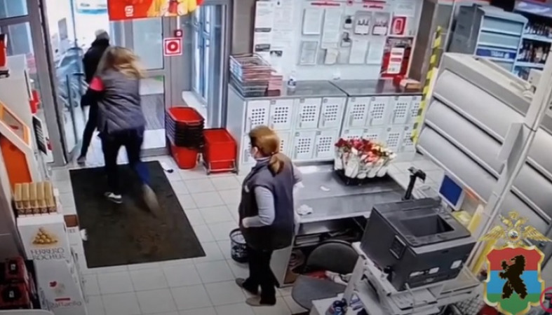 Работники магазина не смогли схватить убегавшего грабителя