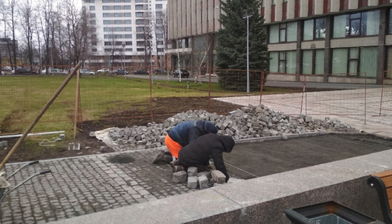 Новую брусчатку разобрали в сквере рядом с набережной Петрозаводска