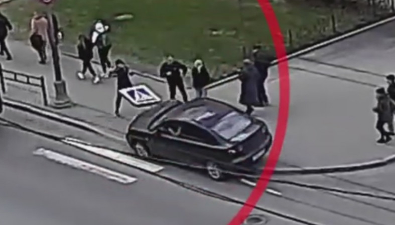 Сбило дорожным знаком. Чуть не задавила машина. Сбили человека на проспекте Ленина. Сбила машина камера видеонаблюдения. Чуть не сбила машина фото.
