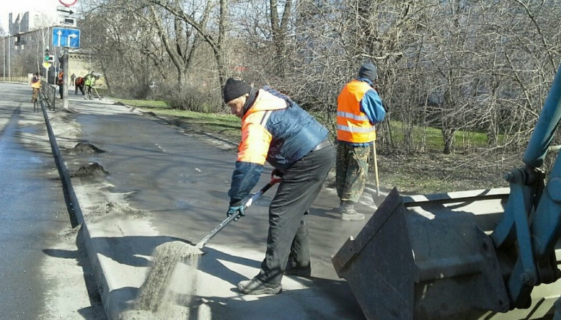 С улиц Петрозаводска вывозится смет, проезжие части и тротуары моют