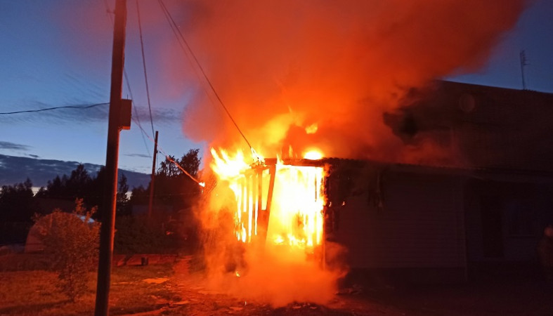 Опубликованы фотографии пожара в жилом доме в Олонце