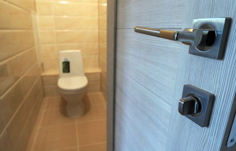 Росстат похвастался необычным достижением: у россиян стало больше туалетов Росстат похвастался необычным достижением: у россиян стало больше туалетов