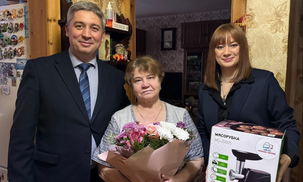 Мэр и «единороссы» в Полярных Зорях подарили матерям погибших на СВО бойцов мясорубки Мэр и «единороссы» в Полярных Зорях подарили матерям погибших на СВО бойцов мясорубки