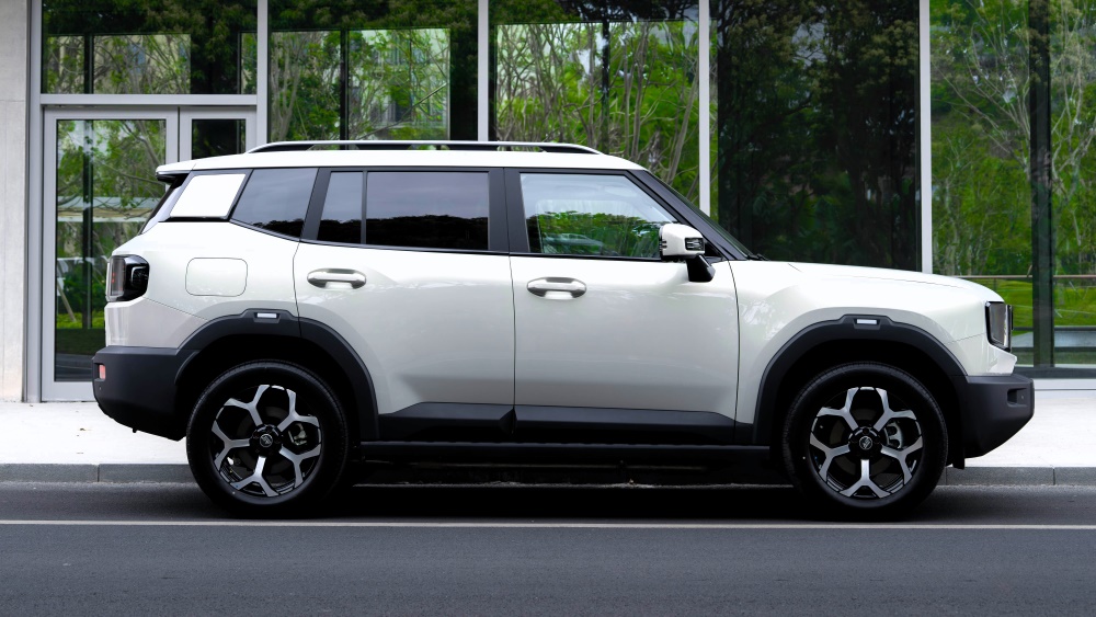  Jetour показал гибридный кроссовер T1 с полным приводом. Он получит три электромотора