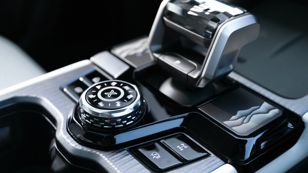  Jetour показал гибридный кроссовер T1 с полным приводом. Он получит три электромотора