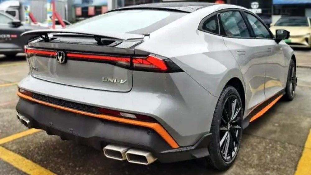 Новый ДВС и «автомат»? Обновленный Changan Uni-V 2025 года заметили в Китае