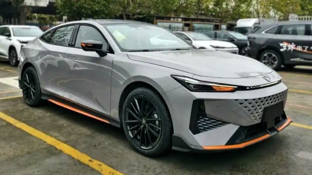  Новый ДВС и «автомат»? Обновленный Changan Uni-V 2025 года заметили в Китае