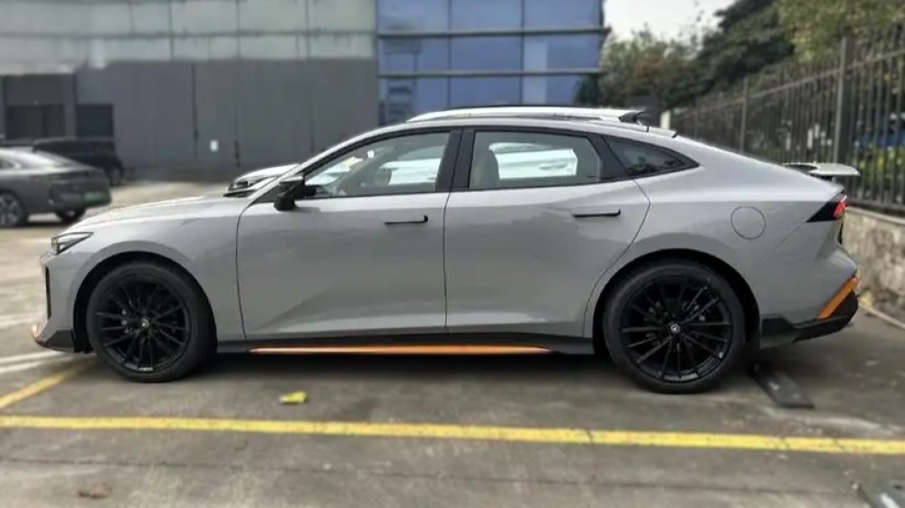 Новый ДВС и «автомат»? Обновленный Changan Uni-V 2025 года заметили в Китае