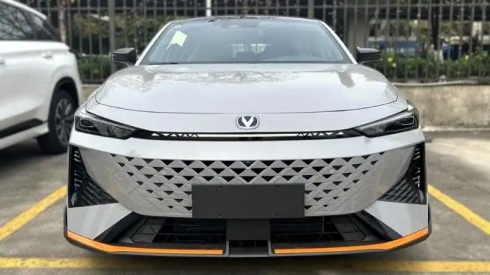 Новый ДВС и «автомат»? Обновленный Changan Uni-V 2025 года заметили в Китае
