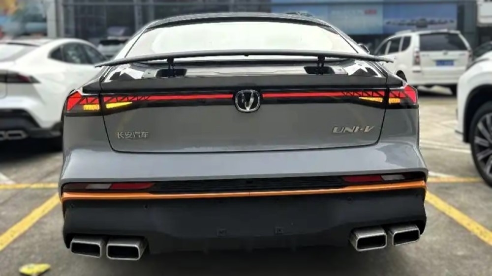 Новый ДВС и «автомат»? Обновленный Changan Uni-V 2025 года заметили в Китае