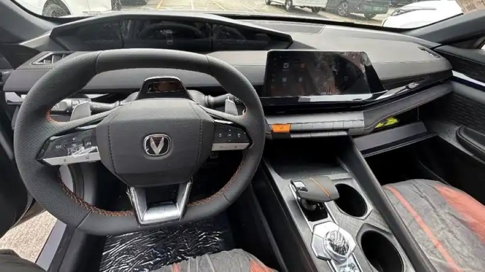 Новый ДВС и «автомат»? Обновленный Changan Uni-V 2025 года заметили в Китае