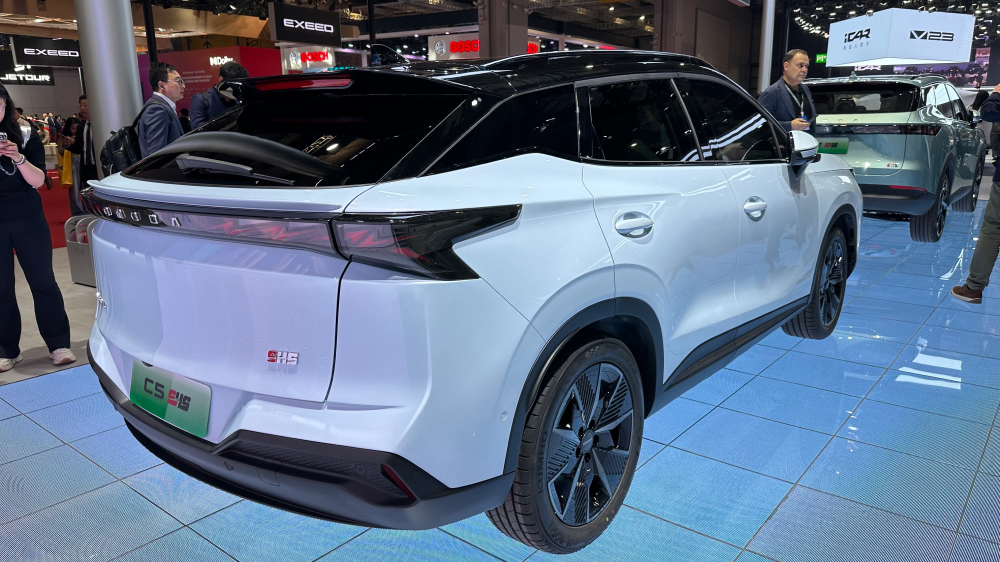 Теперь с гибридом. Обновленный кроссовер Omoda C5 SHS показали на Шанхайском автосалоне