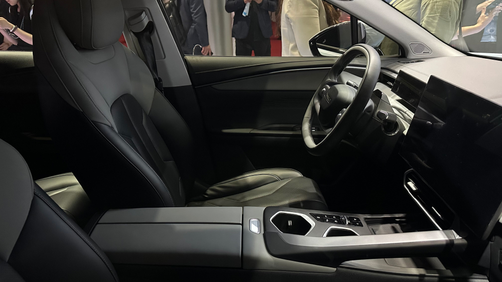 Теперь с гибридом. Обновленный кроссовер Omoda C5 SHS показали на Шанхайском автосалоне