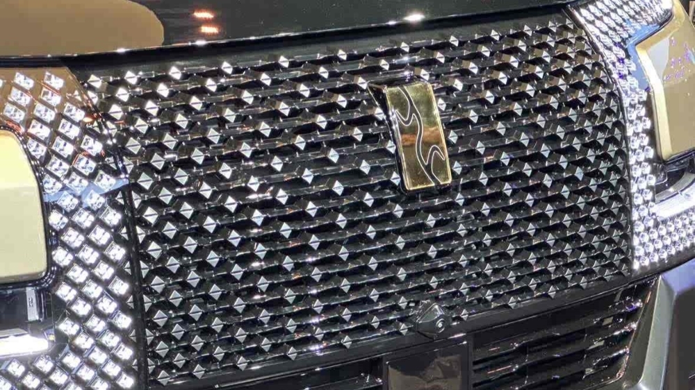 Внедорожник для шейхов. BYD показал удлиненный YangWang U8L с золотым логотипом
