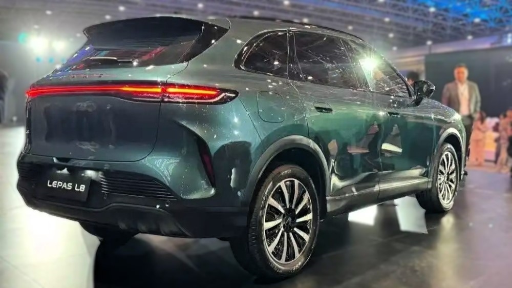 Интерьер в стиле Geely Atlas. Раскрыты новые подробности о кроссовере Lepas L8 от Chery
