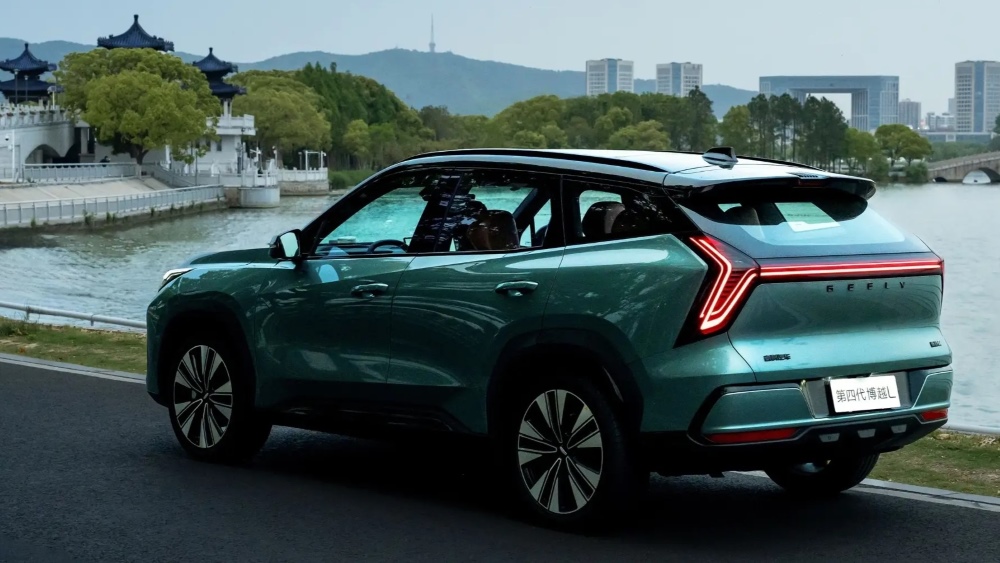 Стал еще дешевле. В Китае начались официальные продажи нового Geely Atlas