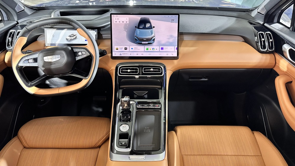 Стал еще дешевле. В Китае начались официальные продажи нового Geely Atlas