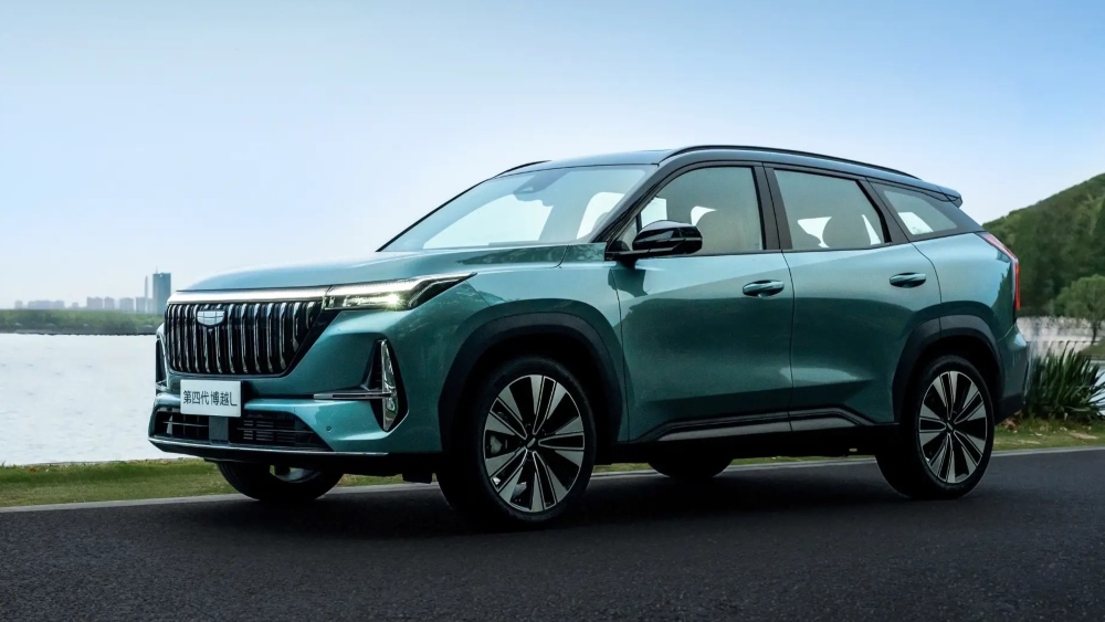  Стал еще дешевле. В Китае начались официальные продажи нового Geely Atlas