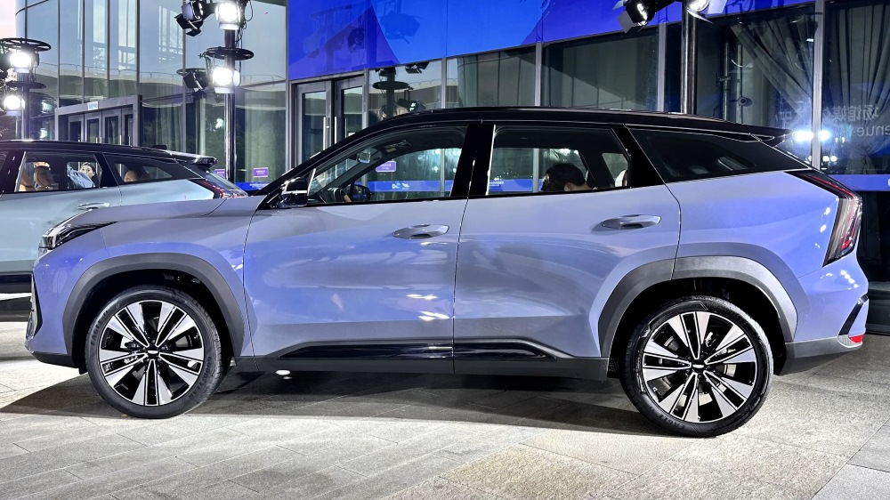 Стал еще дешевле. В Китае начались официальные продажи нового Geely Atlas