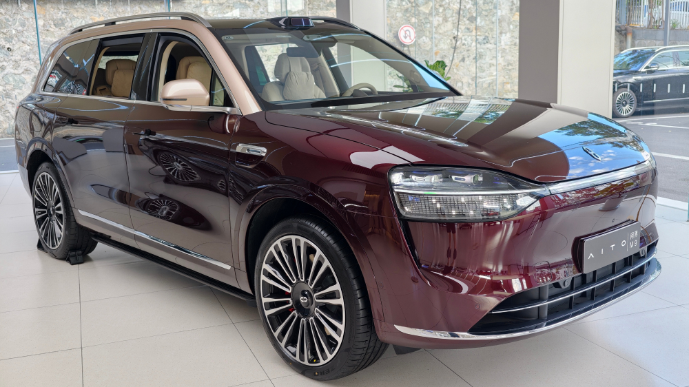 «Убийца» Aito M9. В Европе сфотографировали флагманский кроссовер Geely Galaxy M9