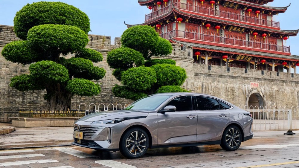 В КНР показали новый седан Changan Lamore. Его ждет второй рестайлинг подряд