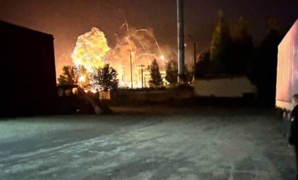 Вместо уничтожения Украины - обмен ударами: мощный взрыв в Брянском аэропорту, пожар на НПЗ в Энгельсе и атака на Москву Вместо уничтожения Украины - обмен ударами: мощный взрыв в Брянском аэропорту, пожар на НПЗ в Энгельсе и атака на Москву