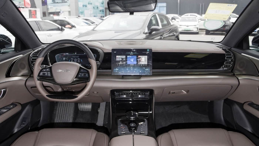 BYD обновит электрический седан e9. Что это за модель и почему ее нельзя купить