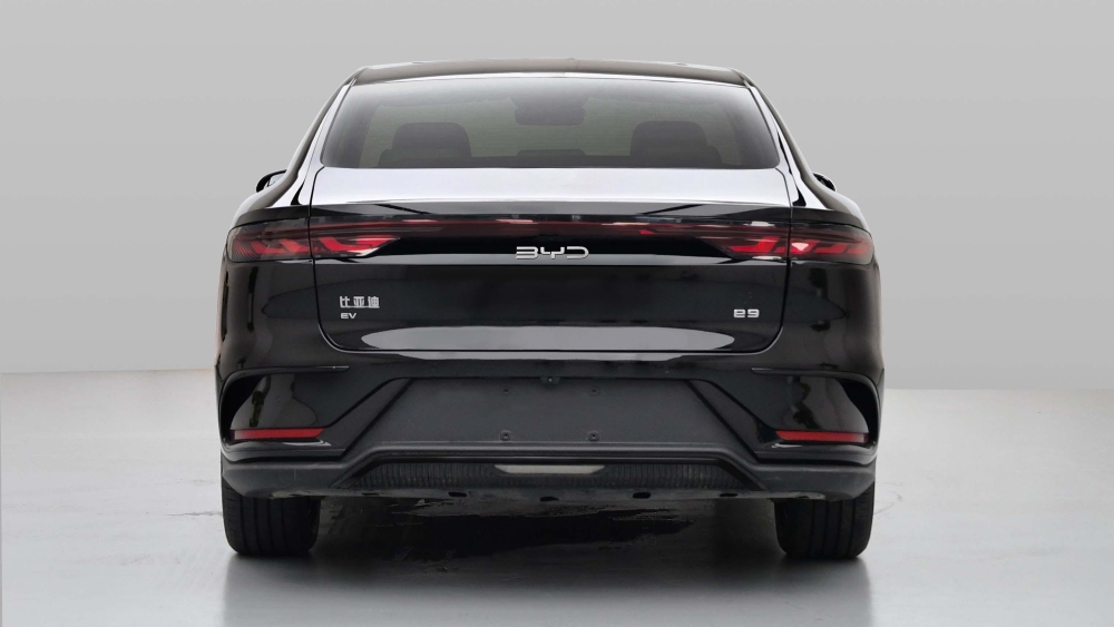 BYD обновит электрический седан e9. Что это за модель и почему ее нельзя купить