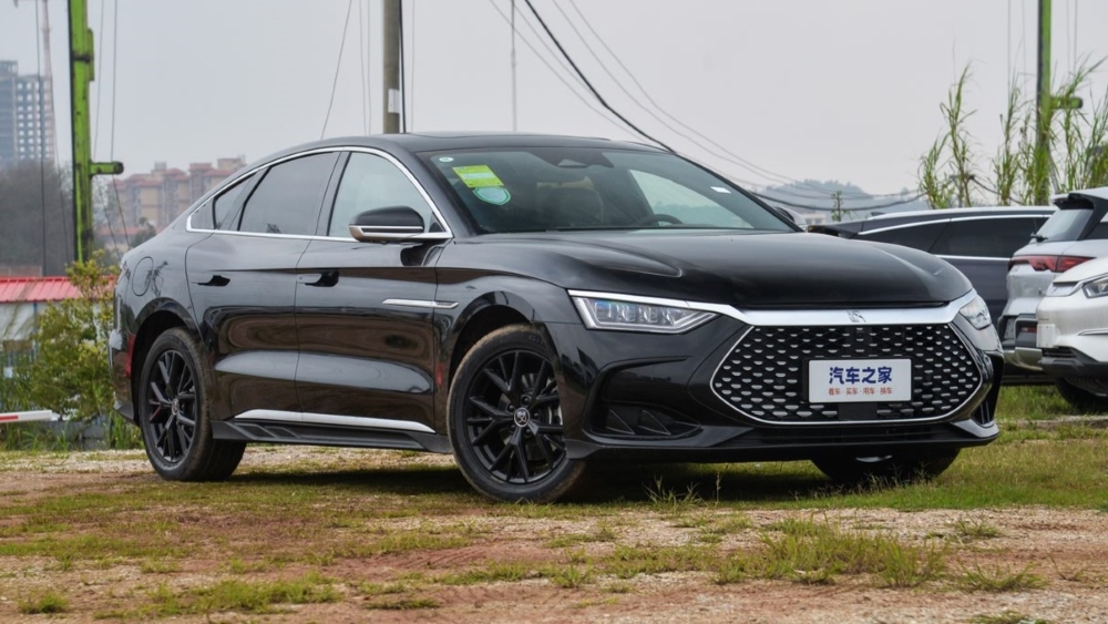 BYD обновит электрический седан e9. Что это за модель и почему ее нельзя купить
