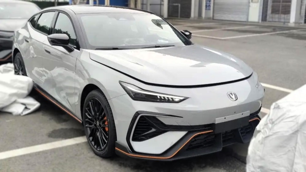Changan официально показал Uni-V нового поколения. У лифтбека другой интерьер
