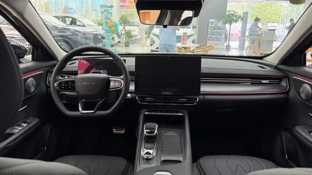 Chery Arrizo 8 Pro с 2-литровым ДВС появились у дилеров в Китае. Известны комплектации