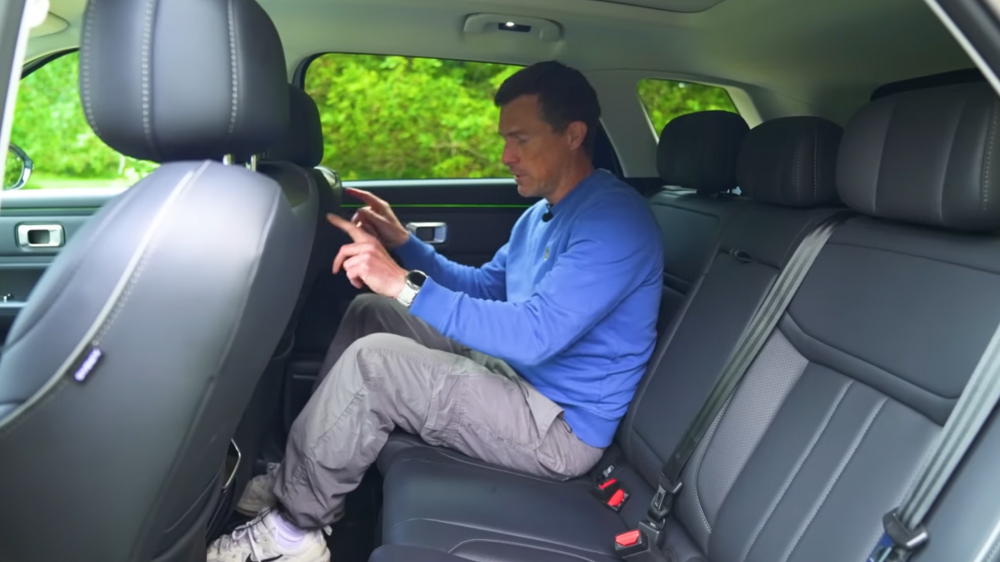 «Китайский Range Rover» оценили в Британии. Мэт Уотсон из CarWow сделал обзор Jaecoo J7