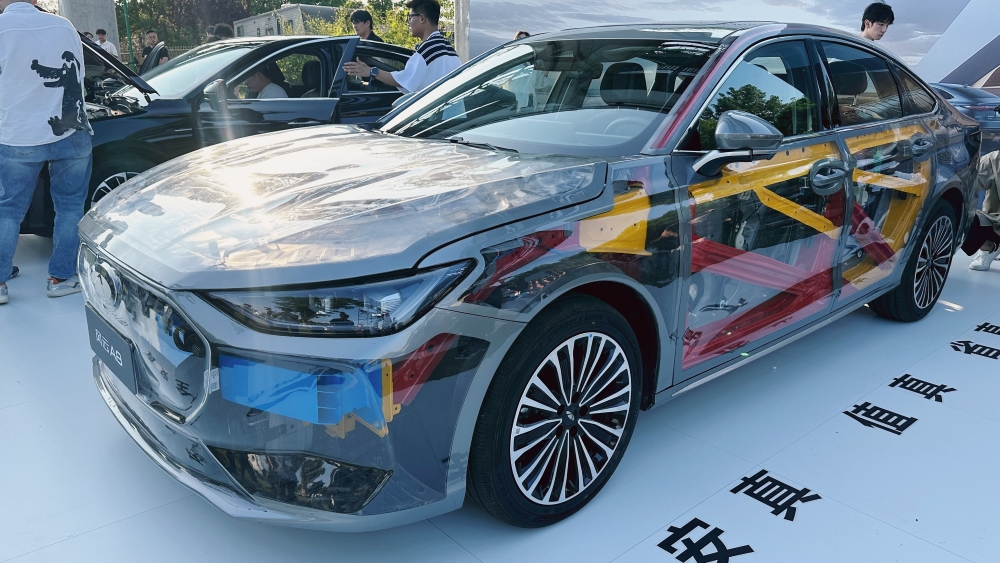  Ну очень дешево. Chery выпустила в Китае гибридный седан по цене Lada Granta