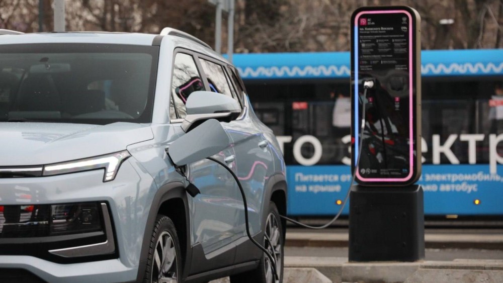  По примеру Lixiang и Toyota. Выпуск каких гибридных моделей планирует «Москвич»