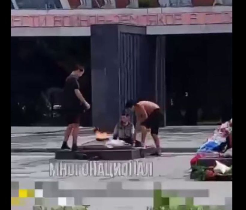 Это когда-нибудь кончится? Дети мигрантов сушат вещи на Вечном огне